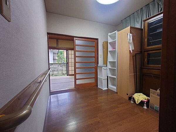 【ダイニング/約4.1帖】ダイニングには約9帖の和室が隣接しています。引き戸を開放して続き間としての利用も可能。シチュエーションに応じて有効に活用できます。