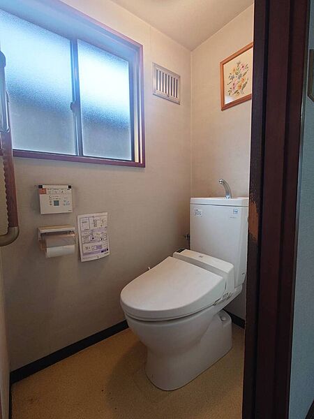 【トイレ/2階】各階にトイレが設置されているので、朝の忙しい時間や来客時にも便利。手洗い器一体型トイレのため、使用後すぐに手洗いができます。