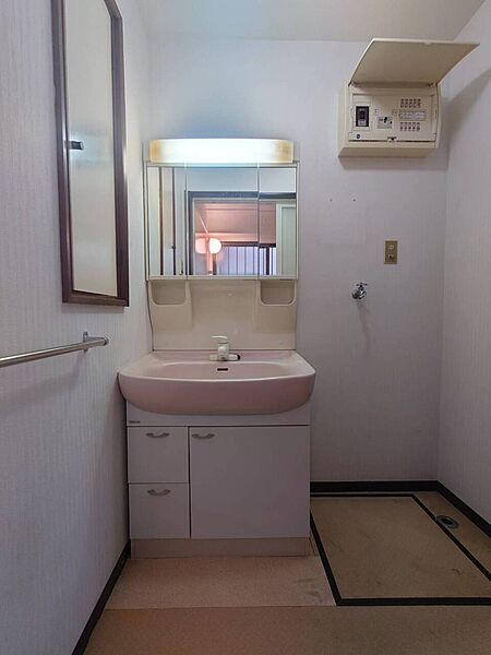 【洗面室】身支度に便利な3面鏡付きの洗面化粧台が備わっています。鏡の裏とボウル下に収納スペースがあり、ドライヤーや化粧品類がすっきり片付きます。