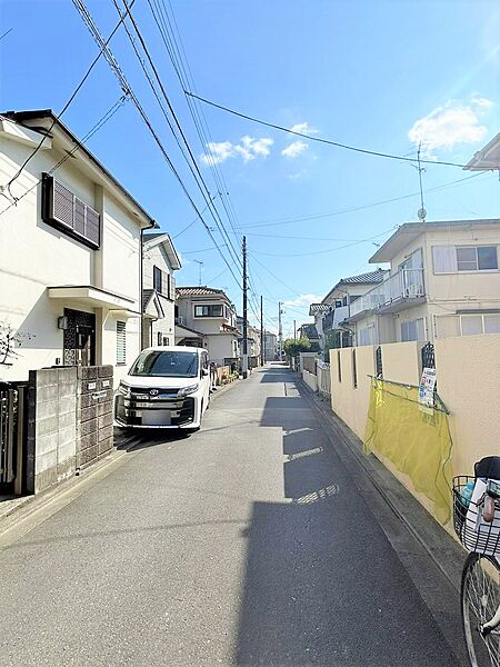 【前面道路含む現地写真】前面道路は北西側、幅員約4.02mの公道です。前面道路との高低差はほとんど無く、お車の出し入れもスムーズに行えます。
