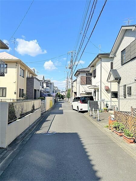 【前面道路含む現地写真】現況空室のため、実際の陽当りなどを現地にてご確認いただけます。周辺環境と併せて、是非一度、現地をご見学ください。お問い合わせお待ちしております！