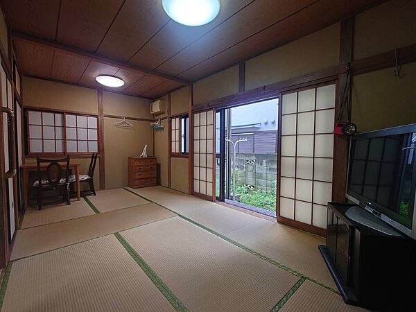 【和室/約9帖】3面採光が叶った明るく開放的な和室。畳のぬくもりを感じながら、ゆったりとした時間が過ごせます。2ヶ所の収納スペースあり。