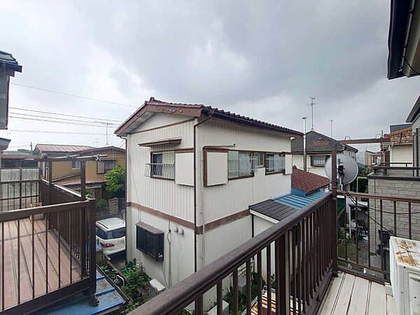【バルコニーからの眺望】晴れた日は青空を望むことができます。周辺は戸建が建ち並ぶ落ち着いた住環境で、子育て世帯にも暮らしやすい立地です。※眺望は将来にわたって保証するものではありません。