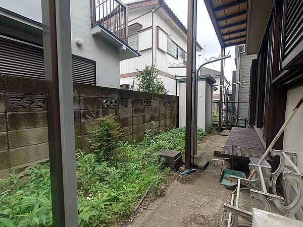 【庭】芝生や植栽を植えたり、ペットとお子様が遊んだりと日々の暮らしに彩りを添えてくれるスペースです。ご家族の楽しみの幅が広がります。