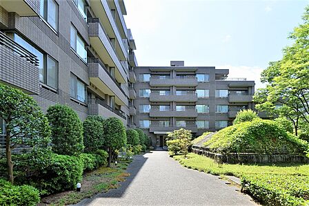 【現地外観写真】映画館が入る大型商業施設「イオンスタイル新百合ヶ丘」まで徒歩6分。小学校まで徒歩1分と、子育て世帯にも住みよい住環境です。