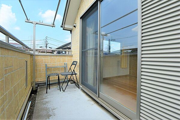 【バルコニー】南西向きにつき、明るい陽光が差し込みます。気持ちよく洗濯物や布団を干すことができます。物干し金物付き。