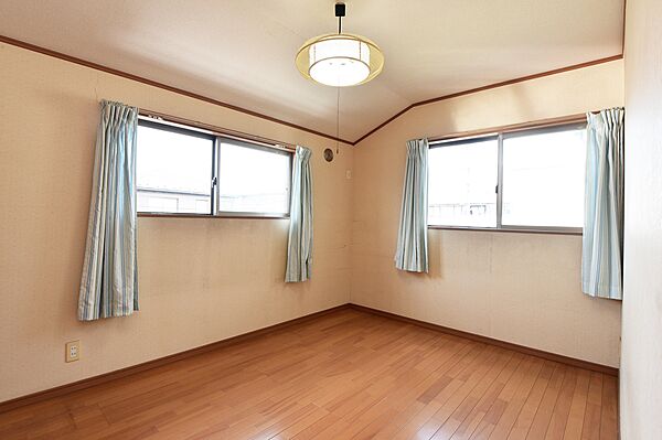 【洋室(北西側)】独立性の高い洋室が3部屋あり、プライベートな時間も大切にしていただけます。寝室や子供部屋、ワークスペースなど、ライフスタイルに合わせて使い分けが可能です。