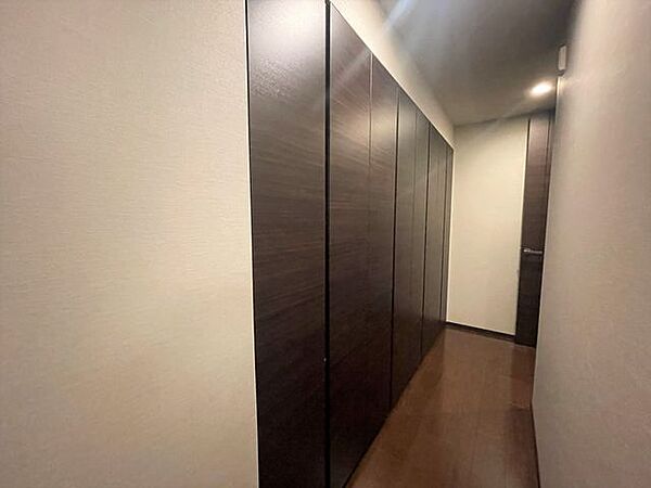 約12帖の洋室の収納です