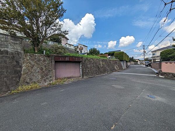 幅員広々。車の入出庫も容易ですね。