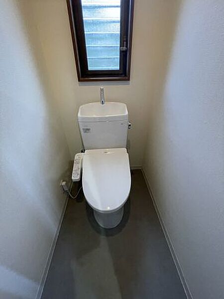 TOTO製のウォシュレット付きトイレに交換しておりますので、新生活から気持ちよくお使いになれます！