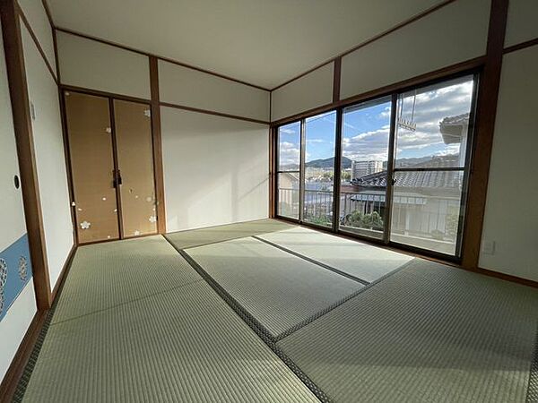 1階リビング横の6畳和室です！畳表替え、クロス貼替をおこなっております！襖は貼替予定です。