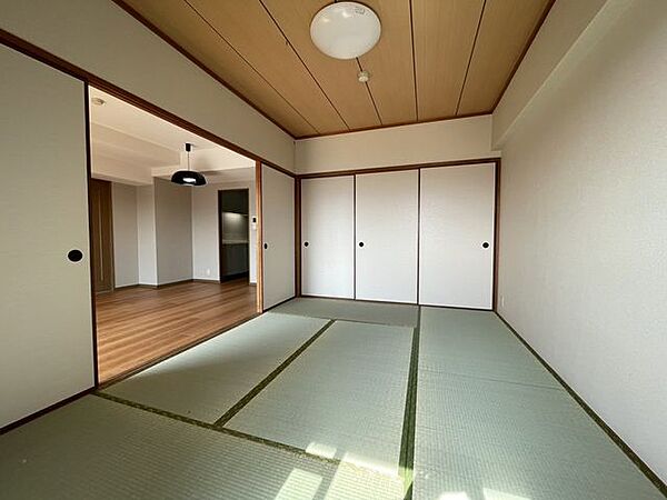 リビング横の和室は、畳表替え＆クロス貼替済みです！