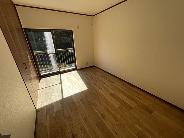 フローリング上張り、クロス貼替、室内ドア、クローゼット交換済みです！
