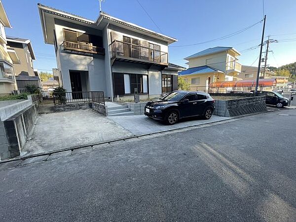 普通車2台分の駐車スペースに増設致しました！土間コンクリート仕上げを行っております！
