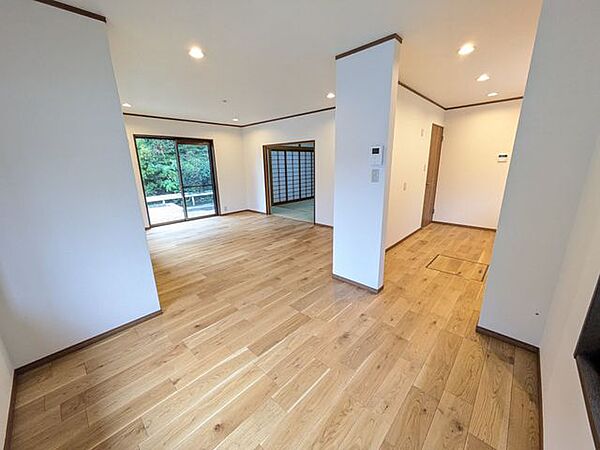 家族が集うリビングは、フローリング張、クロス貼替、リビングドア交換しており、快適な住空間に生まれ変わりました！