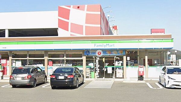 ファミリーマート宗像徳重店 徒歩9分。 710m