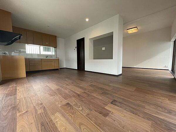 家族が集うリビングは、フローリング張、クロス貼替、リビングドア交換しており、快適な住空間に生まれ変わりました！
