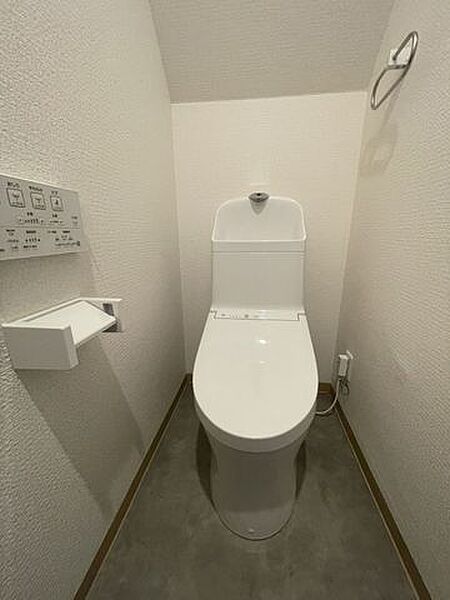 新品のウォシュレット付きのトイレを設置致しました！クロス及びＣＦ貼替済みです！