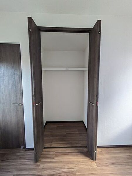 2階6帖洋室のクローゼットは新設しました！枕棚＆パイプハンガー付きです！