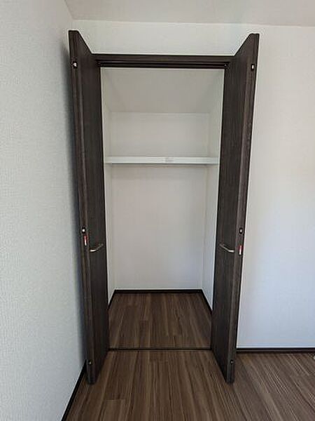 2階6帖洋室のクローゼットは新設しました！枕棚＆パイプハンガー付きです！