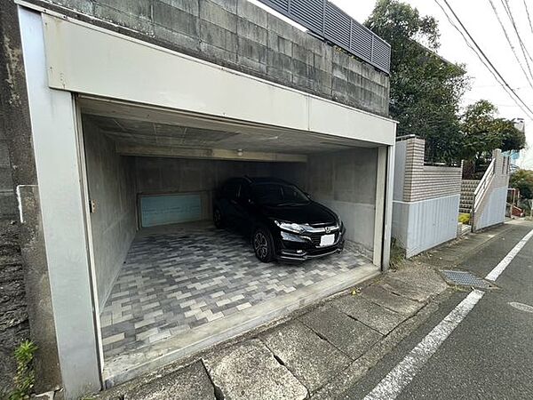 電動シャッター付きのガレージ！普通車+バイク・自転車が停められます！