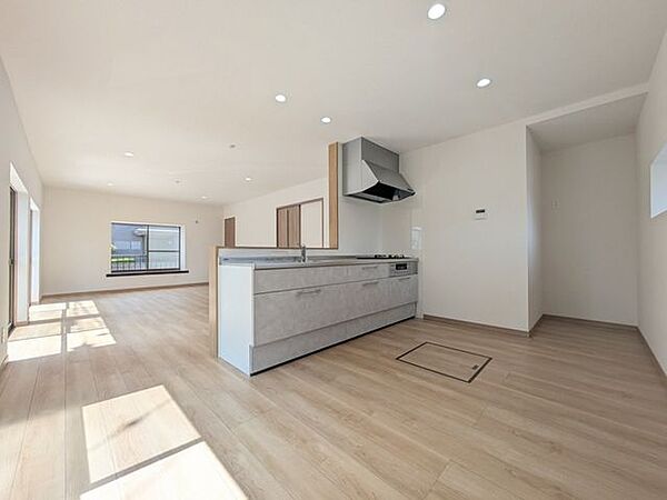 18.5帖の広々リビングに自然光がたっぷり差し込む、開放感あふれる明るい住まい。家族がゆったり集える心地よい空間です！