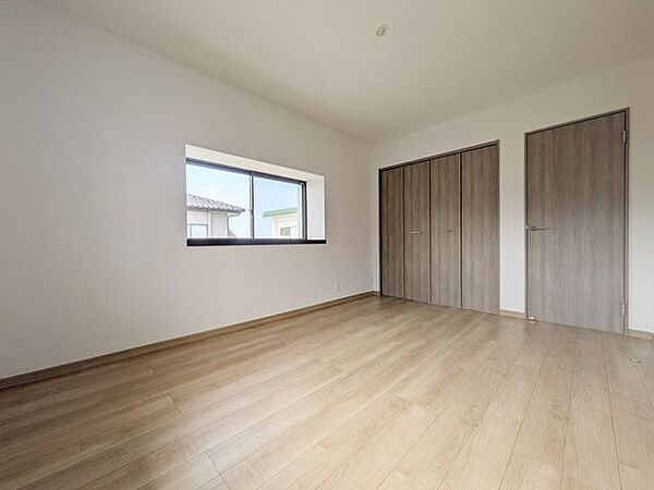 6帖のゆとりある子ども部屋！角部屋ならではの明るく心地よい日当たりに加え、収納も豊富。お子さまがのびのび過ごせる快適な空間です♪