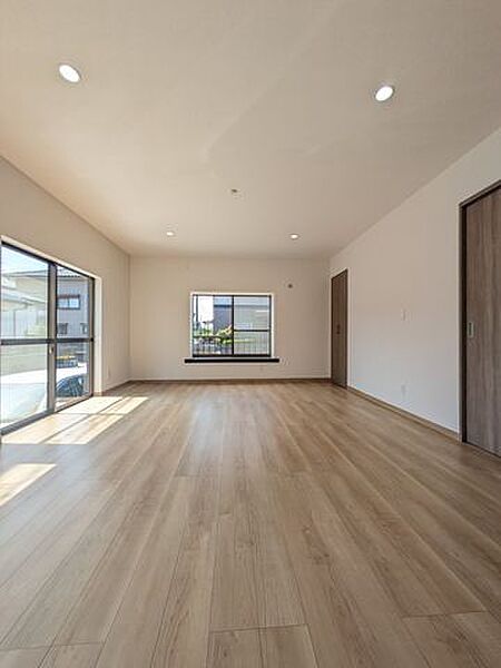 家具の配置がしやすく、空間をゆったり活用できるよう縦長のリビングにリフォームしました！自然光が入り開放感のある心地よい空間です！