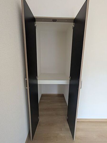 各居室に収納を完備！お部屋をすっきり広く使えて、衣類や荷物もしっかり整理できます。収納力が嬉しい、暮らしやすさにこだわった住まいです♪