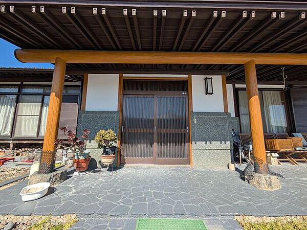 住まいの顔ともいえる玄関は、ひと目で感じる落ち着きと重厚感が魅力。