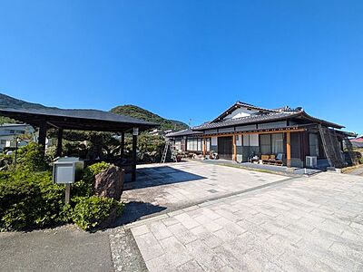 外観：約330坪のゆとりある敷地！広々とした敷地だからこそ、周囲を気にせずのびのびと暮らせる贅沢があります。庭づくりや家庭菜園など、敷地を活かした楽しみ方も広がります！