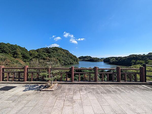 目の前には美しい池！敷地の目の前に広がる池が、日常に癒しと安らぎをあたえます。水辺ならではの穏やかな景色を眺めながら、ゆったりとした時間を過ごせます！