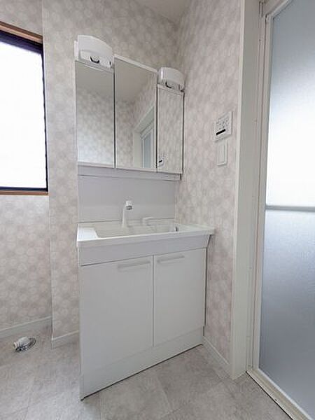 三面鏡の洗面台ですので、収納豊富です！