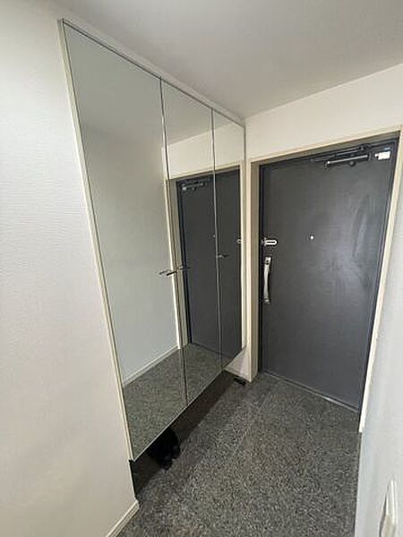 鏡張りの玄関収納です！収納力も充実しております！