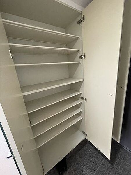 鏡張りの玄関収納です！収納力も充実しております！