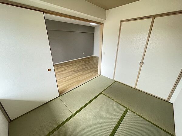 リビングと一体利用できる6畳和室です！畳表替え＆クロス貼替済みです！
