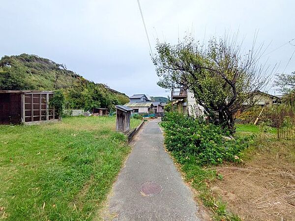 周辺は自然を身近に感じられる穏やかな住環境。海の近くでゆったり暮らしたい方にもおすすめです。