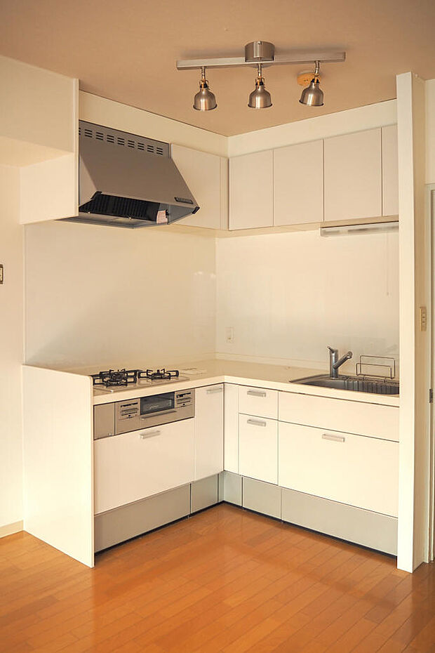 2022年にリフォーム済みで清潔感のあるキッチン。 L字型のキッチンは少ない動線で効率的に作業ができる点もGOODです！室内（2024年4月）撮影