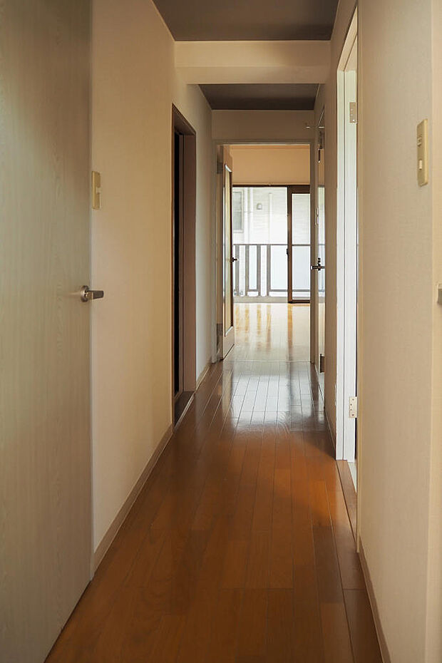 玄関から見た室内廊下。左手前：バスルーム、左奥：和室、右：洋室、奥：リビングとなっております。室内（2024年4月）撮影