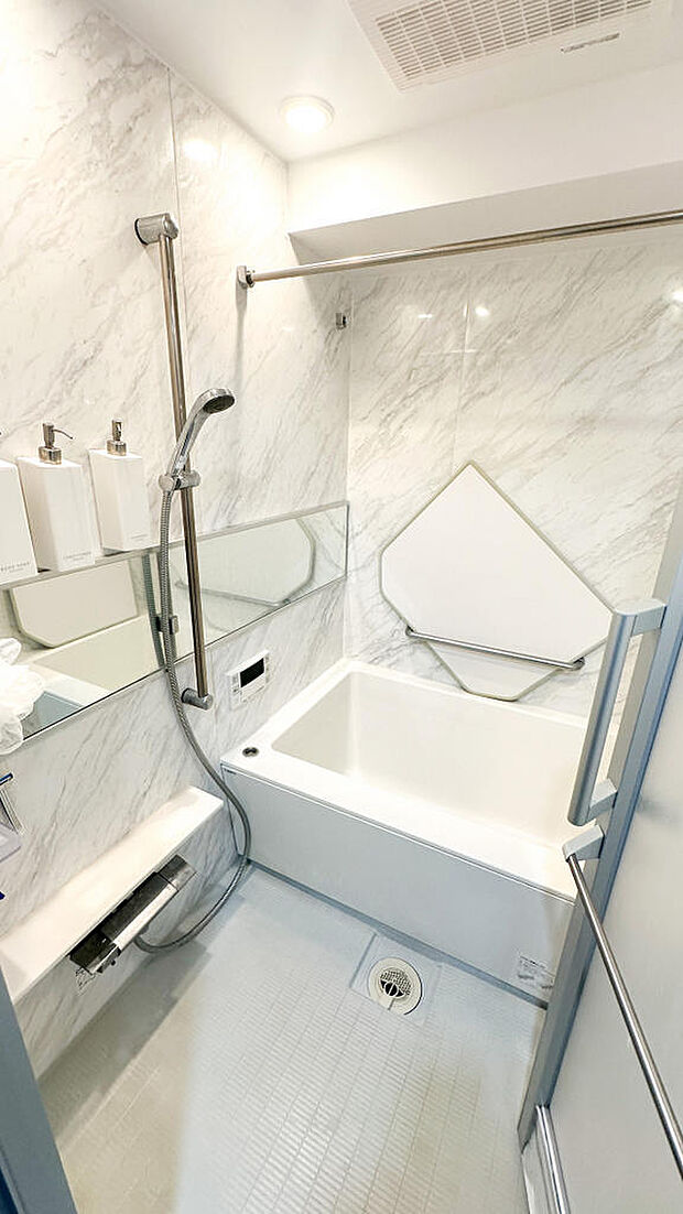 大理石調で白を基調とした上質で清潔感のある浴室です。浴室暖房・浴室乾燥機を完備！室内（2024年5月）撮影