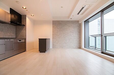大開口の窓から自然光がたっぷり差し込む、開放感あふれるリビング。上質な内装とゆとりある空間設計が、家族の暮らしに寄り添う、居心地の良いリビングです。室内（2025年12月）撮影