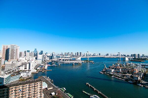 北側の眺望。レインボーブリッジと東京湾を望む心地よい視界が広がります。現地からの眺望（2026年6月）撮影
