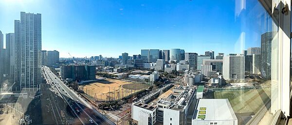 大きな窓越しに広がる開放的な眺望。日中は自然光が室内まで届き、明るさと広がりを感じながら心地よく過ごせます。室内からの眺望（2026年6月）撮影