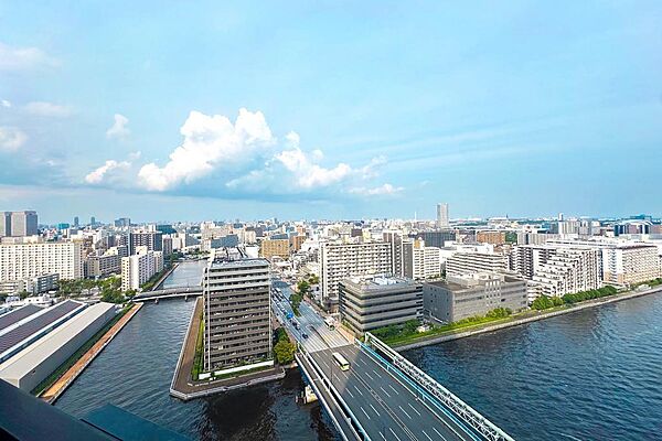 都心の街並みと運河を一望できる、開放感あふれる眺望。高層階ならではの贅沢な景色が広がります。現地からの眺望（2027年7月）撮影