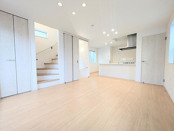 階段と一体感のあるLDKは、空間に広がりと奥行きを演出。明るいフローリングが室内全体をやさしく包み込みます。