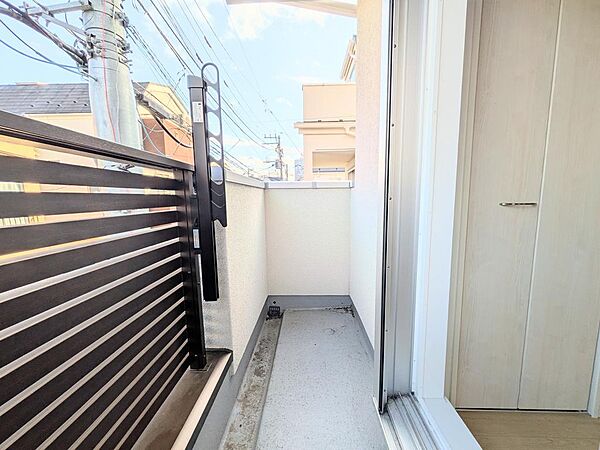 外部からの視線に配慮したバルコニー。洗濯物を干しやすく、日常使いにちょうど良い広さです。