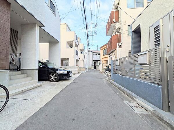 落ち着いた住宅街に位置する前面道路。交通量が少なく、小さなお子様のいるご家庭にも安心の環境です。