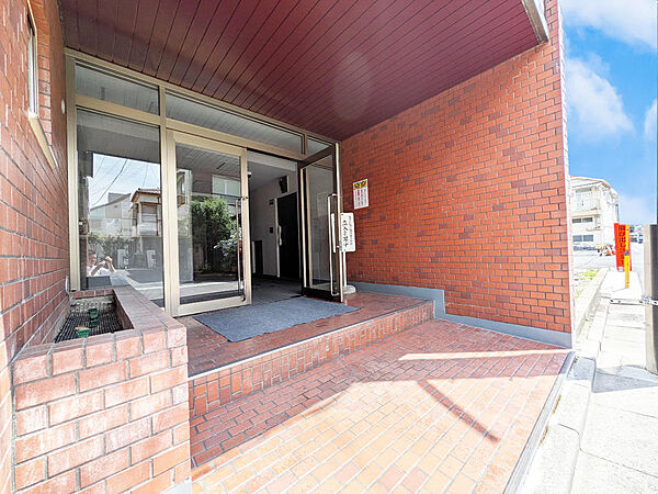 落ち着いたレンガ調デザインのエントランスは、住まいの顔として品のある佇まい。手入れの行き届いた共用部が、日々の暮らしに安心感を与えてくれます。