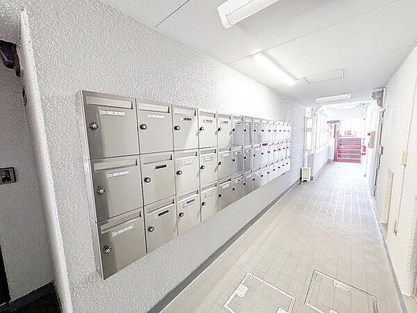 共用部は清掃が行き届き、管理状態の良さがうかがえます。郵便物の確認もしやすく生活動線に配慮された共用設備です。