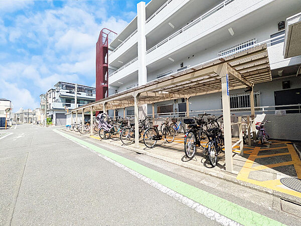 敷地内に屋根付き駐輪場を完備。通勤・通学や買い物時の自転車利用に便利で、雨や日差しから自転車を守ります。日常の移動が快適になるポイントです。